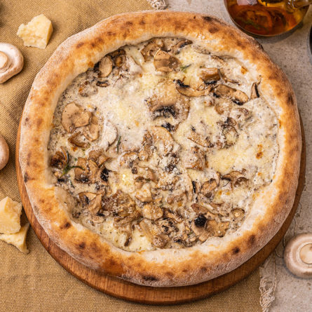 Піца з білими та лісовими грибами