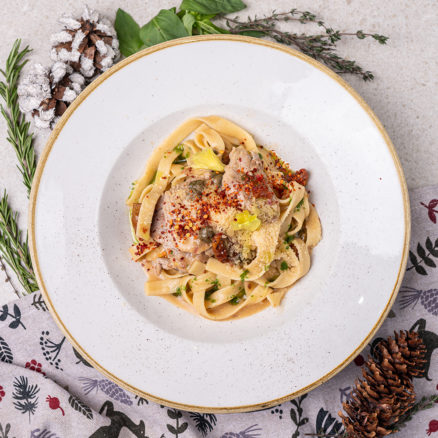 Паста зі свининою в соусі з чилі, каперсами та вʼяленими томатами