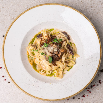 Паста з яловичиною та лісовими грибами