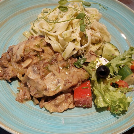 Яловичина у вершково-грибному соусі з тальятеле та грецьким салатом