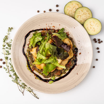 Халумі та кальмари в пивному клярі з баклажами