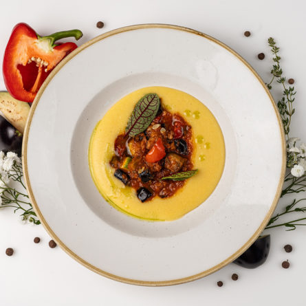 Полента болоньєзе з капонатою